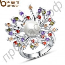Великолепное кольцо в виде цветка в белой позолоте с большой искусственной жемчужиной обрамленной многоцветными фианитами