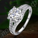 Восхитительное обручальное кольцо с большим прозрачным кристаллом