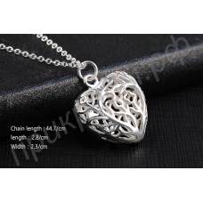 Сказочное ожерелье в виде двойного сердечка с резными элементами в серебряном исполнении