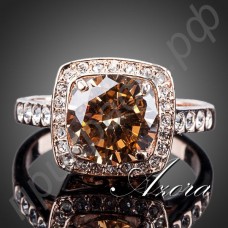 Замечательное кольцо в виде большого оранжевого камня с австрийскими кристаллами Stellux в позолоте  