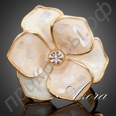 Красивое кольцо в виде бежевого цветка с австрийскими кристаллами Stellux в настоящей позолоте