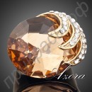 Кольцо в виде большого коричневого камня, который зажат когтями орла с австрийскими кристаллами Stellux в позолоте  