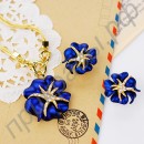 Ювелирный комплект из ожерелья и сережек в форме синих цветков