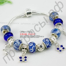 Нежный браслет-цепочка с голубыми бусинами из муранского стекла со вставками бабочек, туфелек в серебряном покрытии