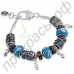 Неординарный браслет ручной работы с тремя бусинами синего цвета и множеством различных бусин в серебряном исполнении