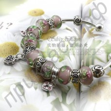 Лаконичный браслет с бусинами круглой формы с цветами и сердечками в серебряном покрытии