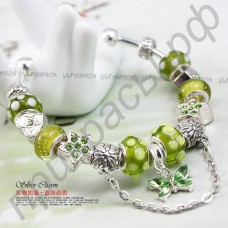 Интересный браслет зеленого цвета со звездами, бабочками и бусинами различной формы в европейском стиле