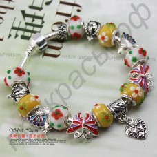 Многоцветный браслет с бусинами различными по форме и цвету, со вставками бабочек, сердечек в посеребрении