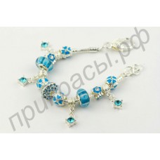 Прекрасный браслет со стеклянными бусинами голубого цвета, цветами и камешками на цепочке в посеребрении
